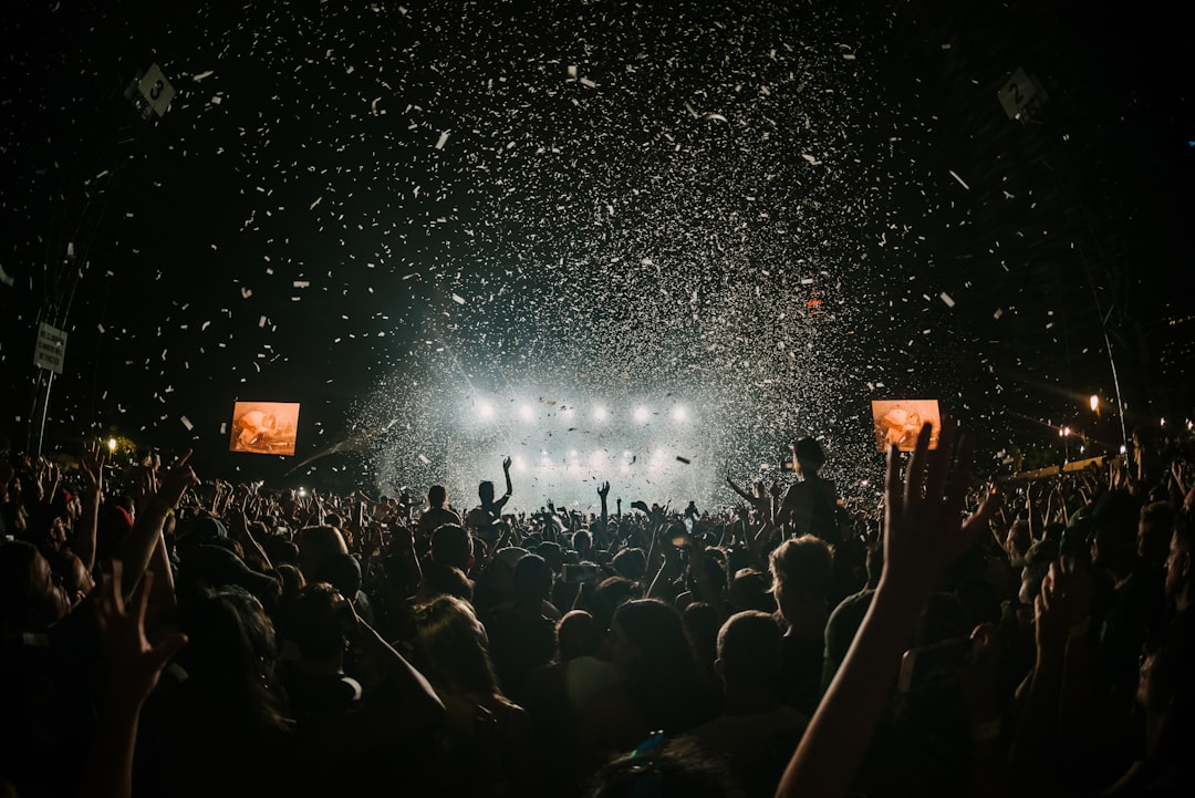 A live audience with confetti — what a sold-out room actually looks like.